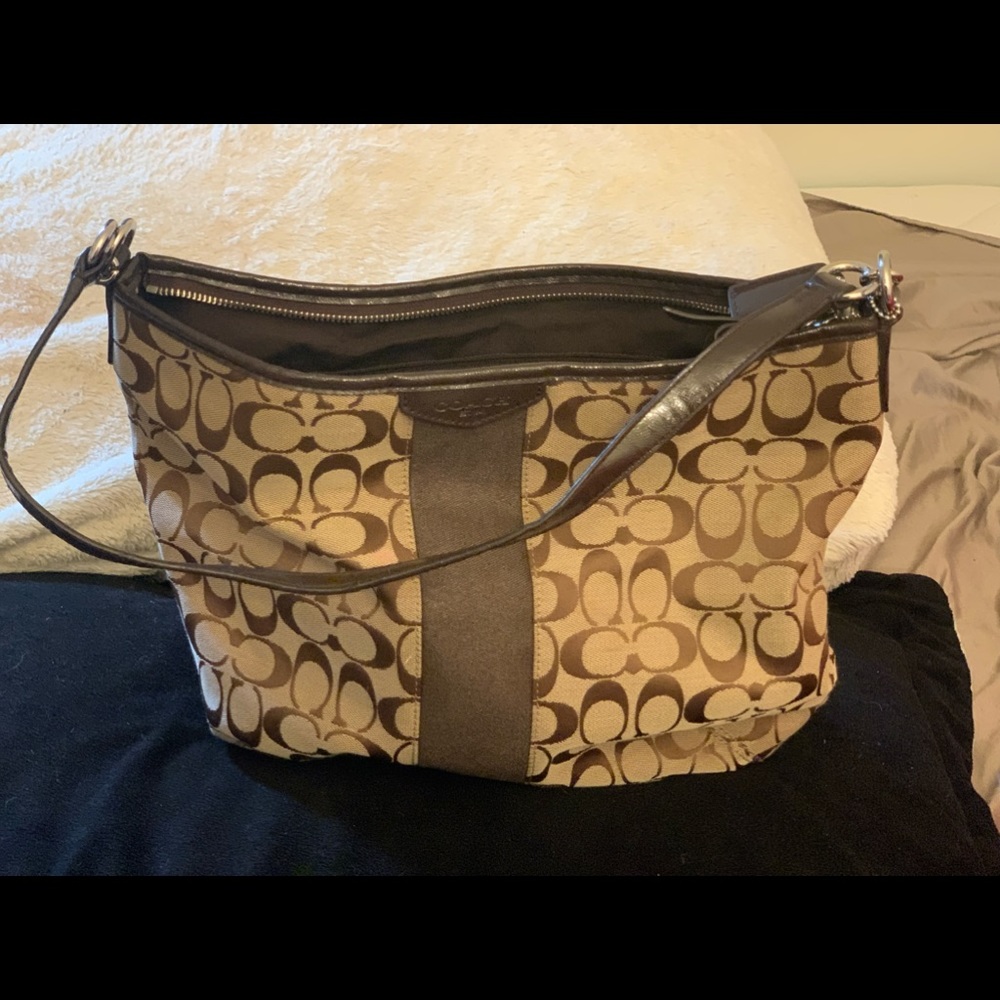 Brown medium sized coach bag C’s on it